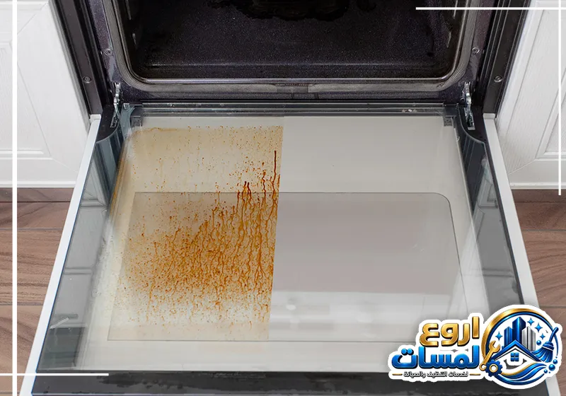 شركة تنظيف ورش أفران الغاز بالرياض 510743232 شركة اروع لمسات تظهر آثار دهون وبقع داخل الفرن قبل تنظيفها وإزالة الترسبات المتراكمة.