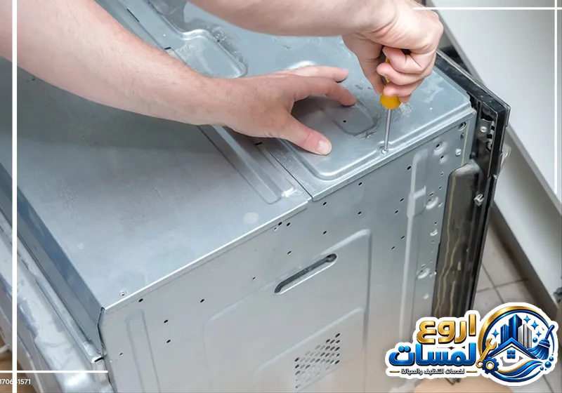 فني صيانة افران البا الايطالية بالرياض خبرة 5 عام 510743232 شركة اروع لمسات فني يقوم بفك وصيانة أحد مكونات فرن ألبا باستخدام أدوات الصيانة المتخصصة.