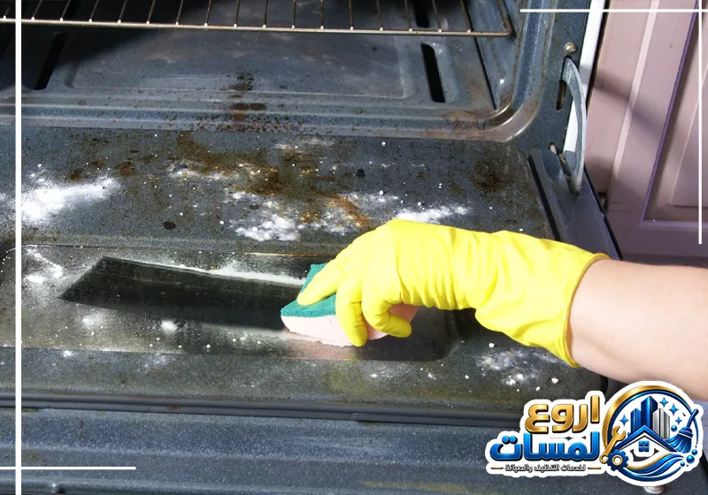 تجهيز المطبخ والفرن في الرياض 510743232 شركة اروع لمسات تنظيف داخل الفرن لإزالة الدهون المتراكمة وبقايا الطعام باستخدام أدوات مخصصة.