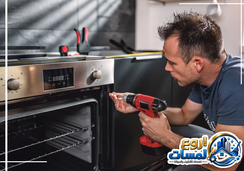 تصليح افران شرق الرياض 510743232 شركة اروع لمسات فني يقوم بصيانة وإصلاح فرن ألبا باستخدام أدوات متخصصة لفحص مكونات الفرن.