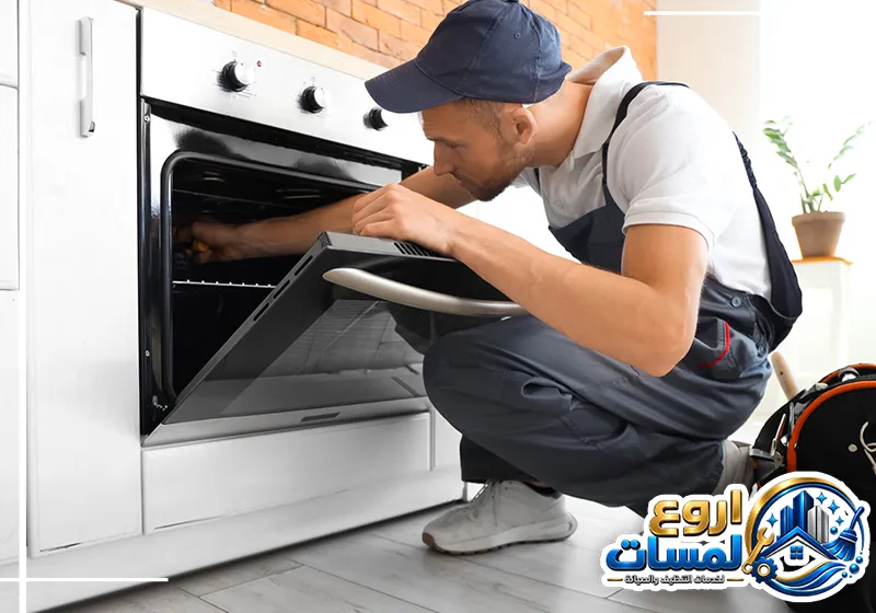 تصليح باب الفرن بالرياض 0510743232 اروع لمسات يقوم الفني بفحص فرن اريستون باستخدام أدوات الصيانة للتأكد من المكونات وتشخيص الأعطال.